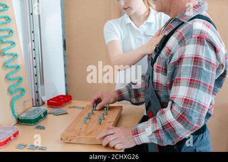 Lavoratore in terapia professionale re-imparando a porre mattoni Foto Stock
