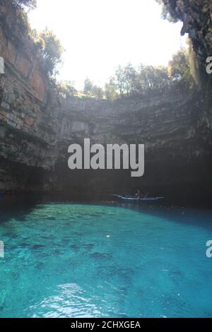 Il lago e la grotta Melissani sotto il sole di Noonday in Cefalonia isola Grecia Foto Stock