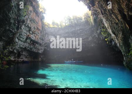 Il lago e la grotta Melissani sotto il sole di Noonday in Cefalonia isola Grecia Foto Stock