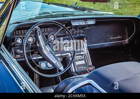 Fernandina Beach, FL / USA - 22 settembre 2018: 1966 Ford Thunderbird convertibile ad una mostra di auto a Fort Clinch a Fernandina Beach, Florida vicino a Jac Foto Stock