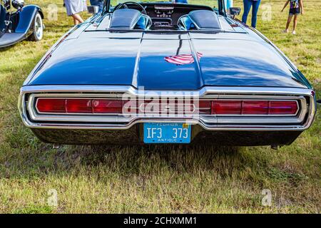 Fernandina Beach, FL / USA - 22 settembre 2018: 1966 Ford Thunderbird convertibile ad una mostra di auto a Fort Clinch a Fernandina Beach, Florida vicino a Jac Foto Stock