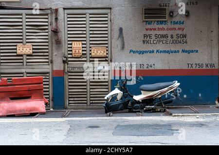 Una bicicletta abbandonata semi-smantellata su una strada cittadina. Trasporto in Asia Foto Stock