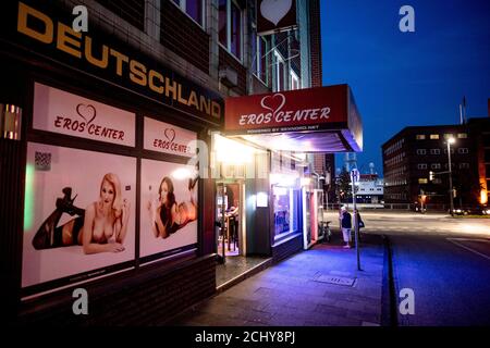 Kiel, Germania. 14 Settembre 2020. Due persone si trovano di fronte all'ingresso di un Eros-Center a Kiel, illuminato da lampade al neon. La prostituzione nei paesi settentrionali è nuovamente consentita. Credit: Axel Heimken/dpa/Alamy Live News Foto Stock