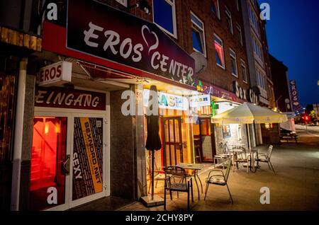 Kiel, Germania. 14 Settembre 2020. L'ingresso di un Eros-Center a Kiel è illuminato da lampade al neon. La prostituzione nei paesi settentrionali è nuovamente consentita. Credit: Axel Heimken/dpa/Alamy Live News Foto Stock