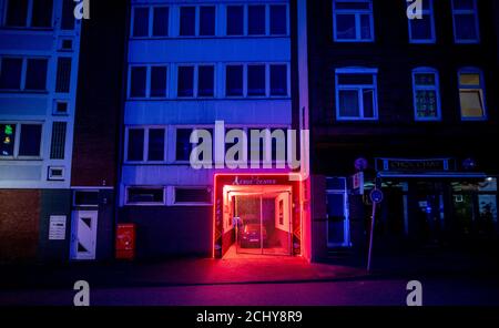 Amburgo, Germania. 14 Settembre 2020. L'ingresso di un Eros-Center a Kiel è illuminato da lampade al neon. La prostituzione nei paesi settentrionali è nuovamente consentita. Credit: Axel Heimken/dpa/Alamy Live News Foto Stock