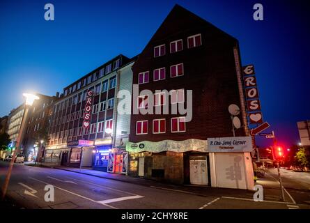 Amburgo, Germania. 14 Settembre 2020. L'ingresso ad un Centro Eros a Kiel è illuminato da lampioni. La prostituzione nei paesi settentrionali è nuovamente consentita. Credit: Axel Heimken/dpa/Alamy Live News Foto Stock