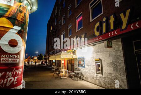 Amburgo, Germania. 14 Settembre 2020. L'ingresso di un Eros-Center a Kiel è illuminato da lampade al neon. La prostituzione nei paesi settentrionali è nuovamente consentita. Credit: Axel Heimken/dpa/Alamy Live News Foto Stock