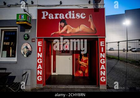 Kiel, Germania. 14 Settembre 2020. L'ingresso ad un Centro Eros a Kiel è illuminato da lampioni. La prostituzione nei paesi settentrionali è nuovamente consentita. Credit: Axel Heimken/dpa/Alamy Live News Foto Stock