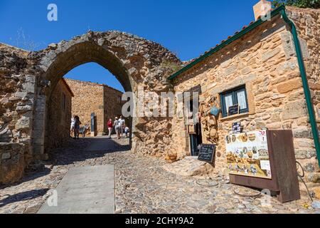 Figueira de Castelo Rodrigo, Portogallo - 08 23 2020: Vista alla porta frontale delle rovine nel borgo medievale di Figueira de Castelo Rodrigo, negozi e t Foto Stock