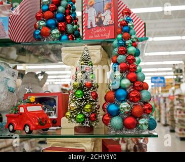 Shopping di Natale e decorazioni in un negozio di casa. Foto Stock