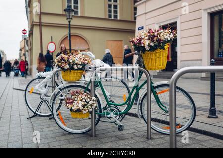 Biciclette decorate con fiori sulla strada a Cracovia, Polonia Foto Stock