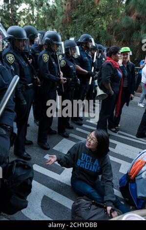 Los Angeles, California, Stati Uniti. 20 Nov 2009. Studenti e poliziotti affrontano durante una protesta contro un aumento del 32% delle lezioni all'Università della California di Los Angeles. Foto Stock