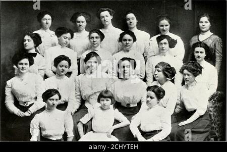 . Iris 1911 . ower: Moonflower motto: Noi non andremo a casa til mornin ufficiali vera Hart Lincoln Manager Kate Echols Assistant Manager Mabel Rainey ,., Segretario Mary Douglass Tesoriere Cotillion Club membri Lucile Limerick Margaret Bird or Mary and Maybell RobertsonMary Brank Givens Penelope Martin;ws Mary Jo Lazarus VlllllLER MATSIE WARTEN : Metcalf Louise Warten Annie Laurie Young Josephine Johnson Aline Harris Perry Fern Dale Collins Hazel Dean Cora RobertsBirdie Flemin Alice Radford Lillian Tidnam Heloise Hickerson Mildred Wells Frances Pendleton Ivalea Shelton Mary Lucy Fugate Gladys Gaunt Bro Foto Stock