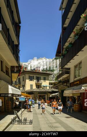 Vista su Via Roma, la strada principale della città di montagna, famosa meta turistica ai piedi delle Alpi Italiane, Courmayeur, Aosta, Italia Foto Stock