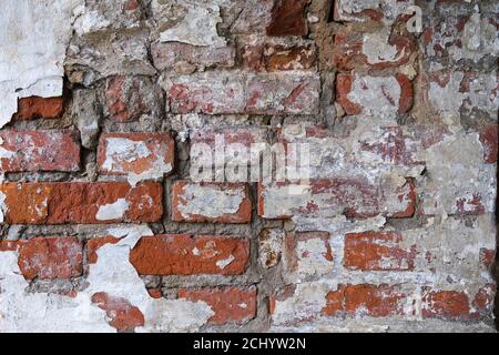 Frammento di vecchio muro medievale di mattoni intemperie monastero. Distruzione decadimento muratura della chiesa abbandonata. Foto Stock