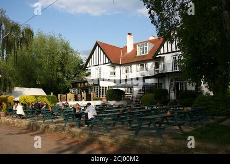 Londra, UK - 17 maggio 2010: Vista esterna del pub, per bere e socializzare, punto focale della comunità. Pub business, ora circa 53,500 pub nel Regno Unito, Foto Stock