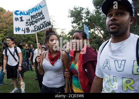 Los Angeles, California, Stati Uniti. 20 Nov 2009. Studenti e poliziotti affrontano durante una protesta contro un aumento del 32% delle lezioni all'Università della California di Los Angeles. Foto Stock