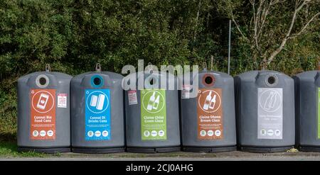 Riciclaggio. Sul Ring of Kerry in Irlanda un gruppo di unità di riciclaggio di vetro e lattine Foto Stock