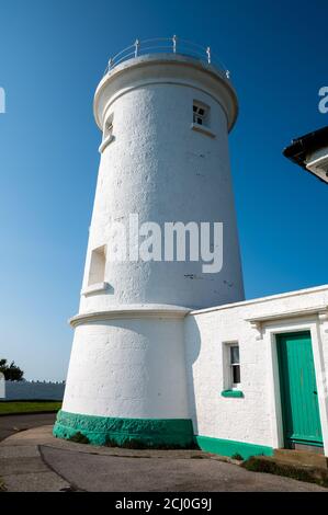 Faro bianco e costruzioni associate. Punto di Nash, Vale of Glamorgan, Galles. Foto Stock