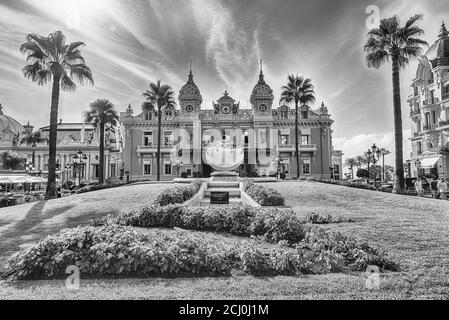 MONTE CARLO, MONACO - AGOSTO 13: Facciata del Casinò di Monte Carlo, famoso complesso d'azzardo e d'intrattenimento aperto nel 1863 e situato nel Principato Foto Stock