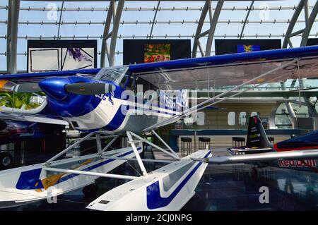 Hangar-7, Flughafen Salzburg, Sammlung historischer Flugzeuge, Helikopter und Formel-1-Rennwagen von Dietrich Mateschitz am 13.9.2020 Foto Stock