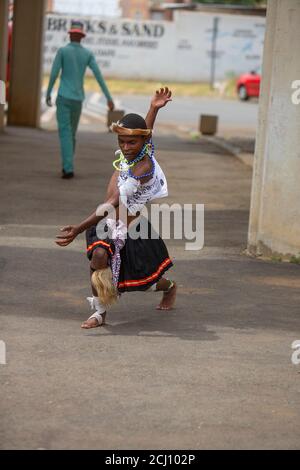Giovane africano che esegue la danza tradizionale Zulu a Soweto Township, Sudafrica Foto Stock