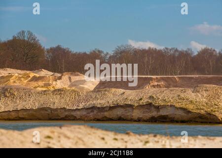 Cava di sabbia nell'Inghilterra meridionale in una giornata ventosa Foto Stock