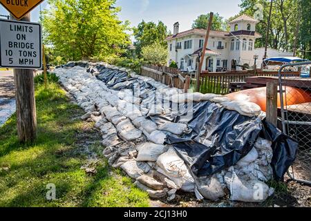 Detroit, Michigan - i sacchi di sabbia lungo un canale proteggono un quartiere lungo il fiume dalle acque alte dei grandi Laghi. Foto Stock