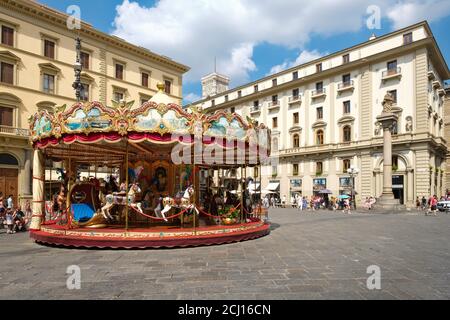 Turisti e gente del posto a Piazza della Repubblica a Firenze Foto Stock