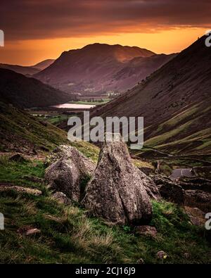 Alba sul passo di Kirkstone nel Lake District, Cumbria, UK.tranquilla scena del paesaggio mattutino con le nuvole sul cielo arancione sopra la valle di Patterdale. Foto Stock