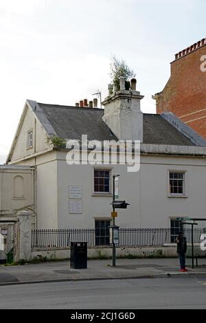 Vecchio edificio, con albero che cresce dal camino stack. Foto Stock