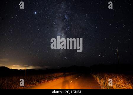 Vista della strada lattiginosa durante una notte buia dentro Vila Nova de Milfontes Foto Stock