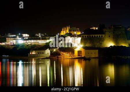 Vista notturna di Vila Nova de Milfontes, Portogallo, dalla riva sud alla sponda nord. Foto Stock