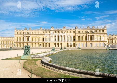 La Reggia reale di Versailles vicino a Parigi su un sole giorno d'estate Foto Stock