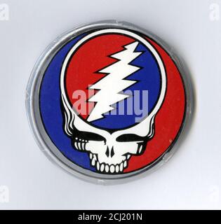 Bottone ricordo raffigurante il logo Grateful Dead, deadhead. Foto Stock