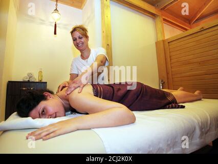 ISTANBUL, TURCHIA - MAGGIO 11: Donna bagno attendente massaggi cliente in una sala massaggio bagno turco il 11 maggio 2011 in Turchia. Foto Stock