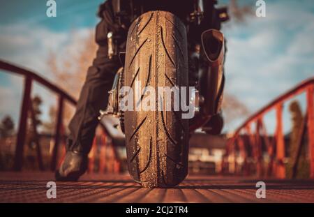 Primo piano della ruota sul retro di a. moto Foto Stock