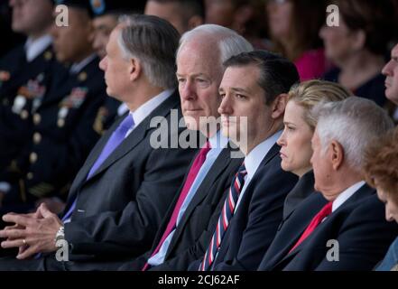 Killeen, Texas, Stati Uniti. 10 Apr 2015. 10 aprile 2015, Fort Hood, Texas USA: I senatori degli Stati Uniti John Cornyn, l, e TED CRUZ del Texas si fermano mentre dozzine di cuori viola e due Medaglie della Difesa della libertà sono state assegnate a Fort Hood, Texas, alle vittime e alla famiglia dell'attacco terroristico del 2009. Il maggiore Nadal Hasan è nel braccio della morte per l'attacco che ha causato 12 vittime e ha ferito dozzine. Credit: Bob Daemmrich/ZUMA Wire/Alamy Live News Foto Stock