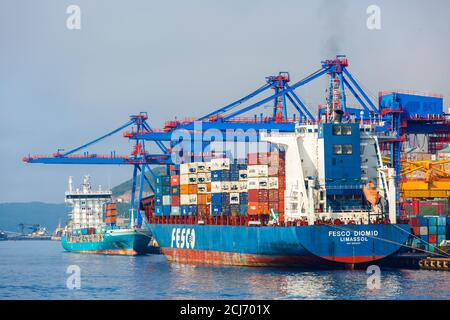 Estate, 2016 - Vladivostok, Russia - Vladivostok Sea Port. Le coste commerciali stanno caricando nel porto commerciale di Vladivostok. Foto Stock