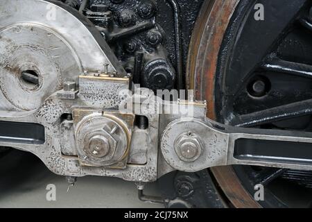 Primo piano di parti metalliche di ruote di un treno Foto Stock