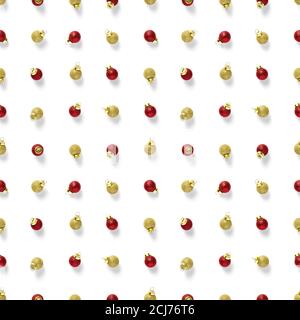 Motivo senza cuciture con decorazioni natalizie rosse e dorate su sfondo bianco. Sfondo a palle. Ornamenti rossi di Natale motivo senza giunture. Foto Stock