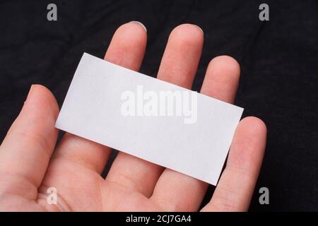 Immagine macro closeup di una persona che tiene un pezzo vuoto di carta Foto Stock