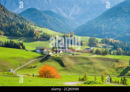 Vista panoramica sulla chiesa di Santa Magdalena nel villaggio di Santa Magdalena in Italia sulle pendici delle Dolomiti nella valle della Val di Funes. Foto Stock