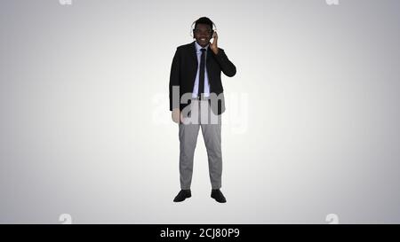 Bell'uomo d'affari afro-americano in cuffia sta ascoltando Foto Stock