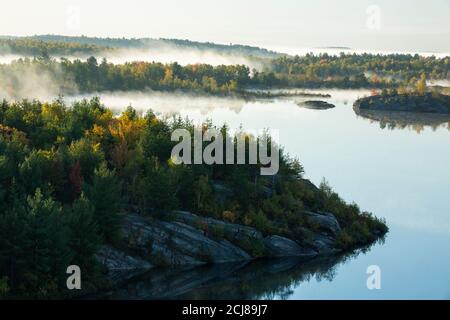 Nebbia Patches, mattina d'autunno, Lake Laurentian Conservation Area, Sudbury, Ontario, Canada. Foto Stock