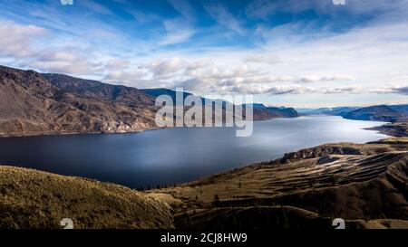 Colori autunnali delle montagne che circondano il lago Kamloops lungo la Trans Canada Highway nella British Columbia, Canada Foto Stock