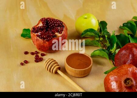 Frutta tradizionale e miele per rosh hashanah tovah. Concetto di vacanza ebraica. Foto Stock