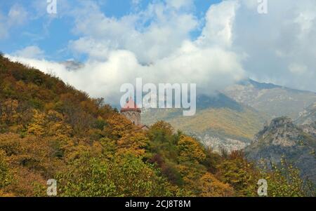 Il paesaggio dell'Armenia meridionale - Vahanavank, un complesso monastico armeno del X-XI secolo Foto Stock