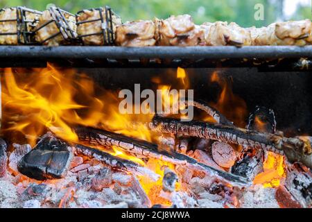 Grigliata al carbone con fiamma e carne da cucina a fuoco morbido. Foto Stock
