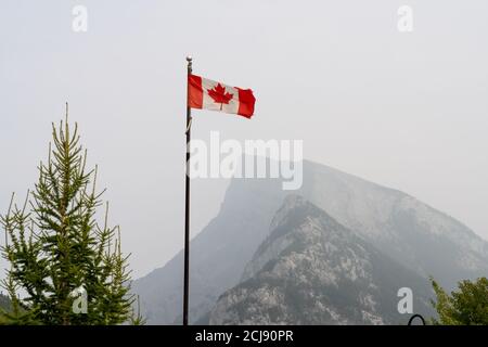 Centro di Banff Avenue come una foschia. Fumo dagli incendi boschivi. Scarsa qualità dell'aria. Foto Stock